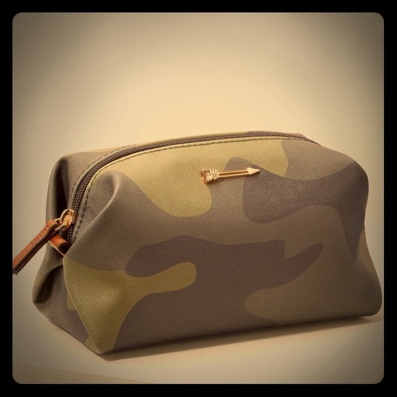 Stella & Dot Handbags - STELLA & DOT Camo Pouf Zipper Pouch Bag - NWT!